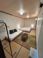 Chambre Lit Queen-Size avec Salle de Bains Commune 