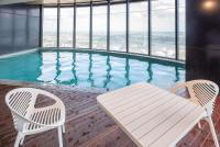 Skyline Serenity - level 62 with stunning views! - B&B