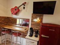 06 - Très joli 2 pièces neuf climatisé et tout équipé pour 1 à 4 personnes avec 3 lits, vue sur jardin, parking privatif gratuit, grand fourgon possible, tout le linge de maison est fourni - B&B Razac-sur-lIsle