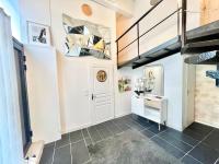 GRAND DUPLEX - Chic & Confort - VIEUX-PORT 2min à pied - CLIMATISATION - WIFI Gratuit - Bed and Breakfast