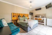 Habitación con cama grande y vistas al jardín