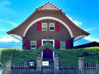 SwissHut Stunning Views Alps Lake - Chalet Monbijou - Bed and Breakfast Sigriswil