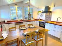 Lake Thun Alps Scenic Views and Concierge by SwissHut - B&B Merligen