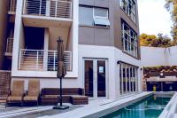 Centrally located 2-Bed 2-Bath Apartment in Sandton with WiFi - Gym & Pool - B&B