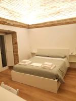 Habitación con cama extragrande y vistas al jardín