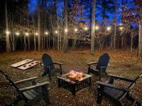 NEW Secluded Retreat with Spa Firepit & Games - B&B