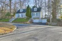 3 Mi to Downtown: Spacious White Plains Home - Bed and Breakfast White Plains