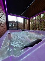 Apartament "Love Island" Jacuzzi SPA z dużą wanną z hydromasażem dla Dwojga - Chambres d'hôtes Gniezno