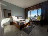 Zimmer mit Kingsize-Bett und Balkon