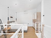 Suite con cama grande y vistas a la piscina