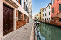 Just Urban Stays - 3-BR Canal View Apartment - 9 Min Piazza San Marco - Chambres d'hôtes Venise