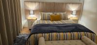 Glebe House - 2 Bedroom Beautiful House that sleeps 6, with Free Private Parking, Easy Access to City Centre, and Near the Motorway - Chambres d'hôtes Moston