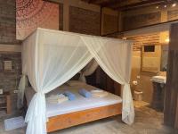 Suite mit Kingsize-Bett und Poolblick
