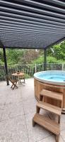 Treetop Retreat with Private Spa Mountain Views - Chambres d’hôtes Warburton