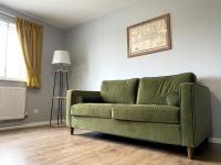 London Living in Zone 2 with Free Parking - B&B