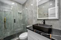 Modern Studio Retreat with King Bed, Full Kitchen & Free Park - B&B Houston