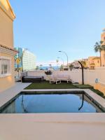 Spacious villa with private pool and beach views - B&B