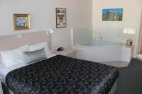 Doppelzimmer mit Whirlpool-Badewanne