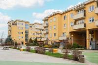 Stylowy Apartament dla 6 Osób z Parkingiem by Noclegi Renters - B&B