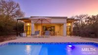 MRLTH Luxury Safari Villa, Close to KNP, Giraffe-Feeding-Tower, Spa-Bath, Boma - B&B