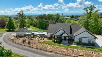 H2Oasis Incredible Pool Retreat With Mountains Views! - Bed and Breakfast Sevierville