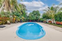 1 Mi to Beach Sunny Lantana Cottage with Pool! - Bed and Breakfast Lantana