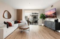 Spinel Stay - Charming 2BR Retreat Zen Garden Views Central - B&B Los Angeles