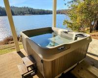 Lakefront Villa - private dock & hot tub near Yosemite - B&B