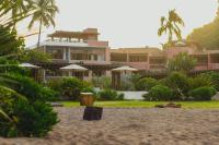 Luxury Beachfront Stay - 5 Pools! - B&B Careyes