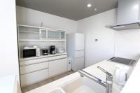 Newly built two-story house! 2 minutes to the station, parking lot, easy access to Disneyland, close to restaurants and shops! - Chambres d'hôtes Chiba
