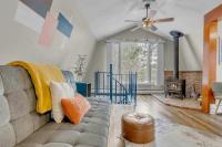 Treehouse Chalet Wood Fireplace Wraparound Porch - B&B
