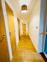 Modern 2 Bed Flat with Balcony, Easy London Access - B&B