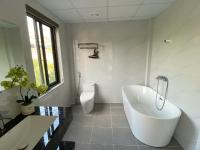 Zimmer mit Kingsize-Bett und Poolblick