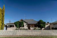 Resort on Morgan with Beautiful Private Pool, Pet Friendly - Bed and Breakfast Broken Hill