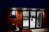 Perfect 1 Bed Apartment Sleeps 5 1 Kingsize bed 1 double Sofabed One Single Mattress Free Parking Wifi good transport network shopping Holiday Makers Families Contractors in North London - Bed and Breakfast