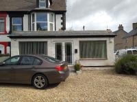 Railway Station View - Vegetarian and Vegan Self Catering Accommodation - Ferienwohnung Llandudno Junction