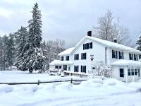 Berkshire Retreat Grand Home with Hot Tub and Large Yard, 5 mins from Jiminy Peak - Chambres d'hôtes Hancock