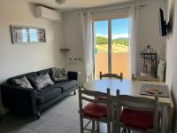 Appartement T2, 4 personnes, climatisé, avec piscine, Village de la Mer - B&B La Londe-les-Maures