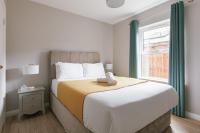 Luxurious 2 Bedroom City Centre Apartment Walking Distance to Everything Sleeps 6 - Bed and Breakfast