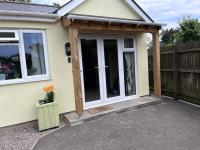 Ty Bach Melyn, car parking and private courtyard - B&B Bridgend
