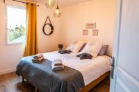 Habitación con cama extragrande.