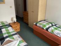 Kleines Zweibettzimmer