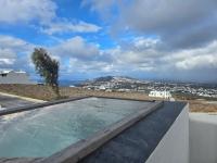 Suite con bañera de hidromasaje y cama grande