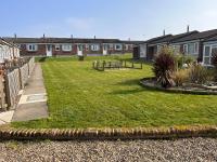 Dog Friendly Beachside Cottage No11 Kessingland with private parking - B&B