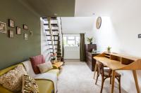 En-suite with double bed on mezzanine and desk in family home - Chambres d'hôtes Hertford