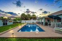 TIKI BLUE TWO-Fun For Big Groups-Walk to Beach, Hot Tub, Heated Pool - B&B Cocoa Beach