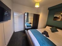 Contractors, City Centre, 4 Double Rooms, 3 Showers-Toilets, Sleeps 10, 4 TVs - B&B