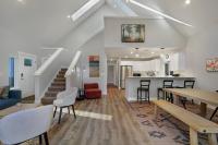Indianola Cedar House- Brand new in 2024, Quality finishes, Wraparound Deck - B&B Indianola