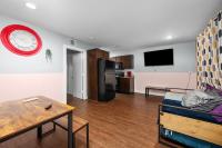 Chic & Cozy 1BR Apt with Free Parking & King Bed - Bed and Breakfast