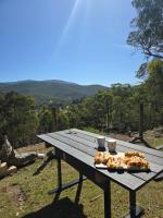 Savvanah Farmstay family friendly home with stunning views and spa - B&B